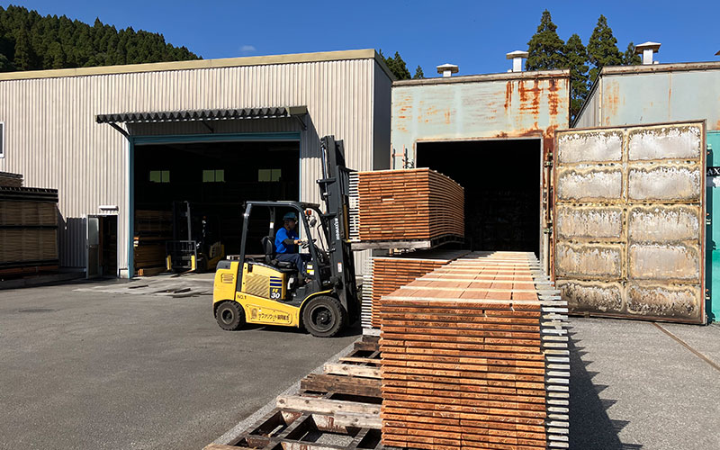 Kiln drying with a steam-based medium-temperature kiln